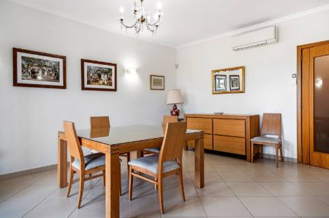 Moradia em banda V4 com amplos terraços e deslumbrante vista mar