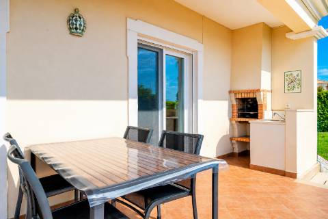 Moradia em banda V4 com amplos terraços e deslumbrante vista mar