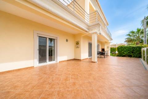 Moradia em banda V4 com amplos terraços e deslumbrante vista mar