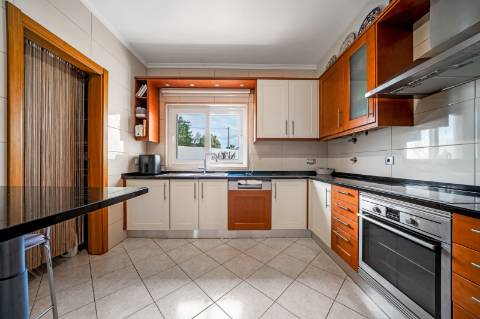 Moradia em banda V4 com amplos terraços e deslumbrante vista mar