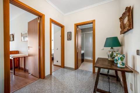 Moradia em banda V4 com amplos terraços e deslumbrante vista mar