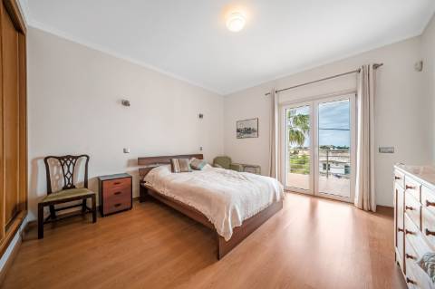 Moradia em banda V4 com amplos terraços e deslumbrante vista mar