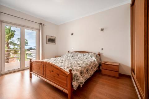 Moradia em banda V4 com amplos terraços e deslumbrante vista mar
