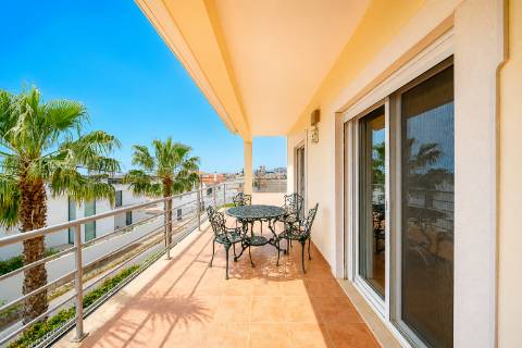 Moradia em banda V4 com amplos terraços e deslumbrante vista mar