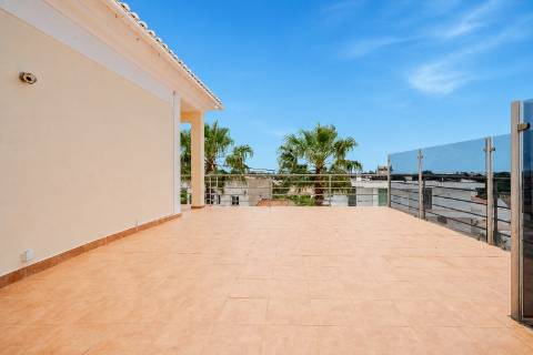 Moradia em banda V4 com amplos terraços e deslumbrante vista mar