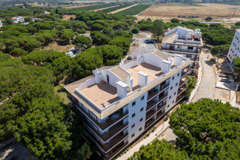 T1 +1 de Luxo na Falésia com Garagem Box de 70 m² e Piscina