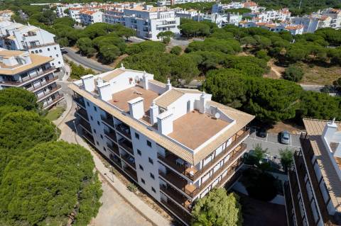 T1 +1 de Luxo na Falésia com Garagem Box de 70 m² e Piscina