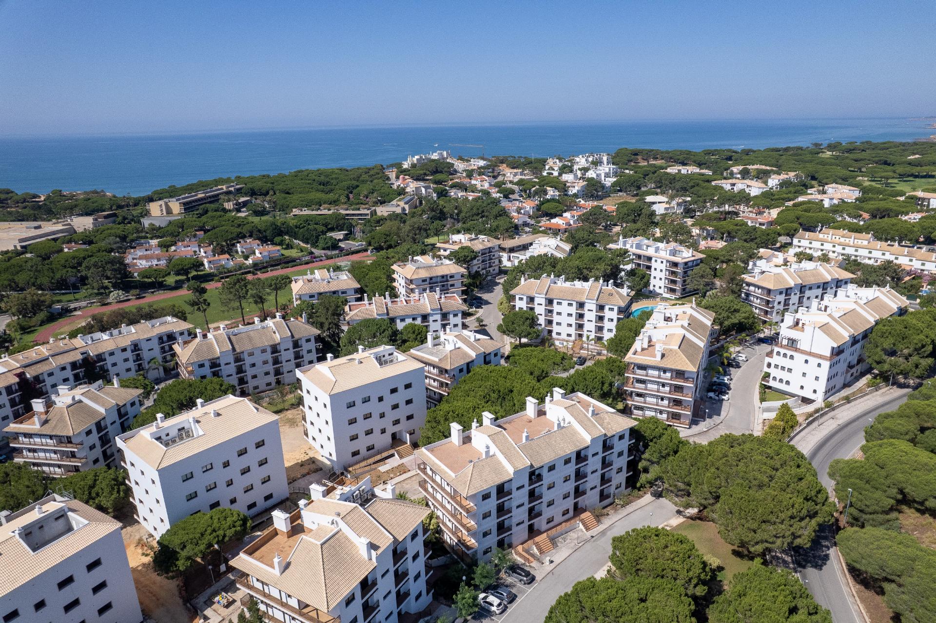 T1 +1 de Luxo na Falésia com Garagem Box de 70 m² e Piscina