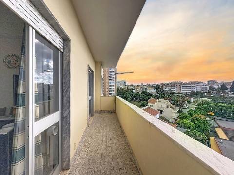 Apartamento espaçoso em Portimão com excelente área e localização central
