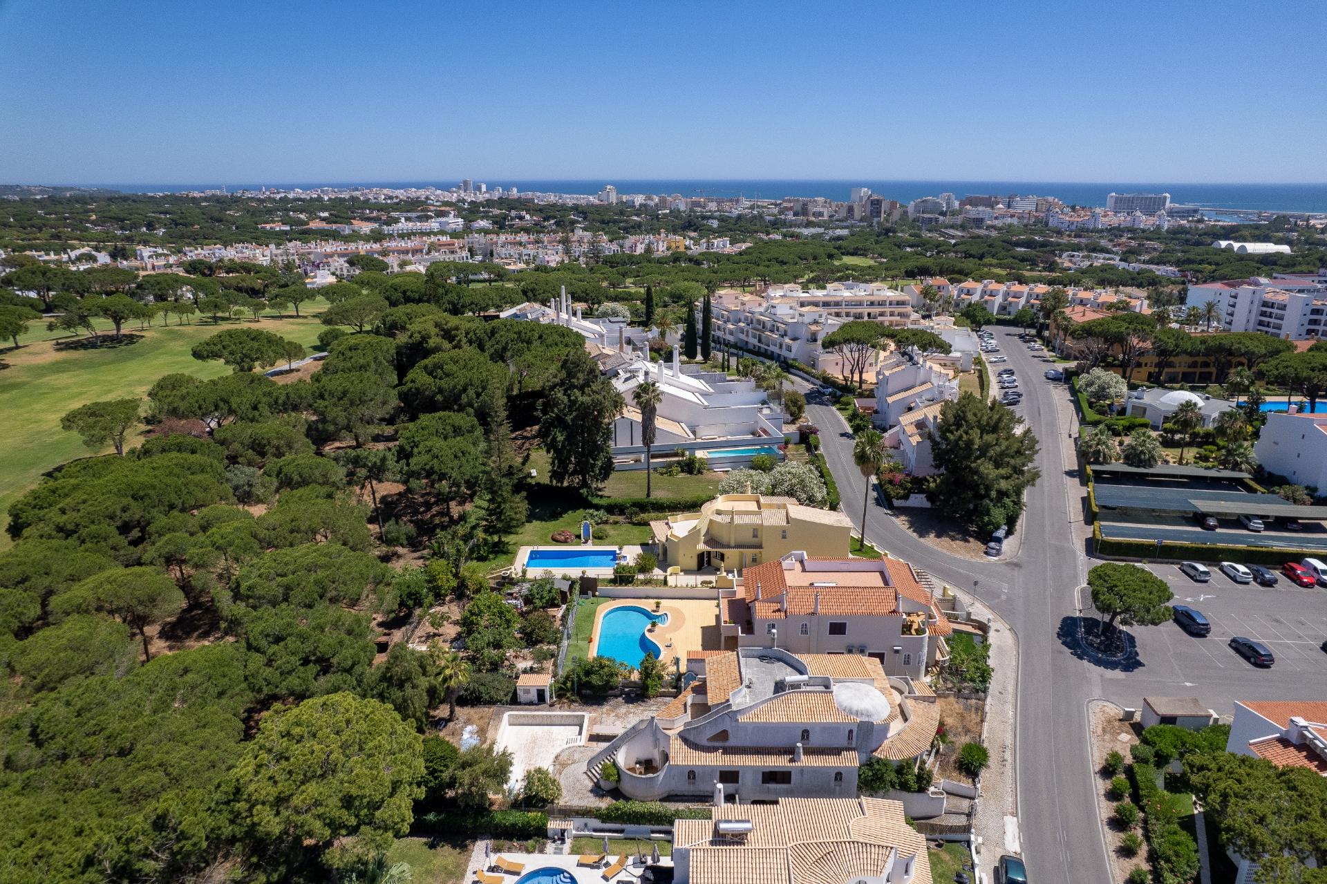 Villa Moradia T5 com Piscina Privada e Acesso Direto ao Golfe em Vilamoura