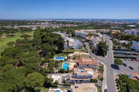 Villa Moradia T5 com Piscina Privada e Acesso Direto ao Golfe em Vilamoura