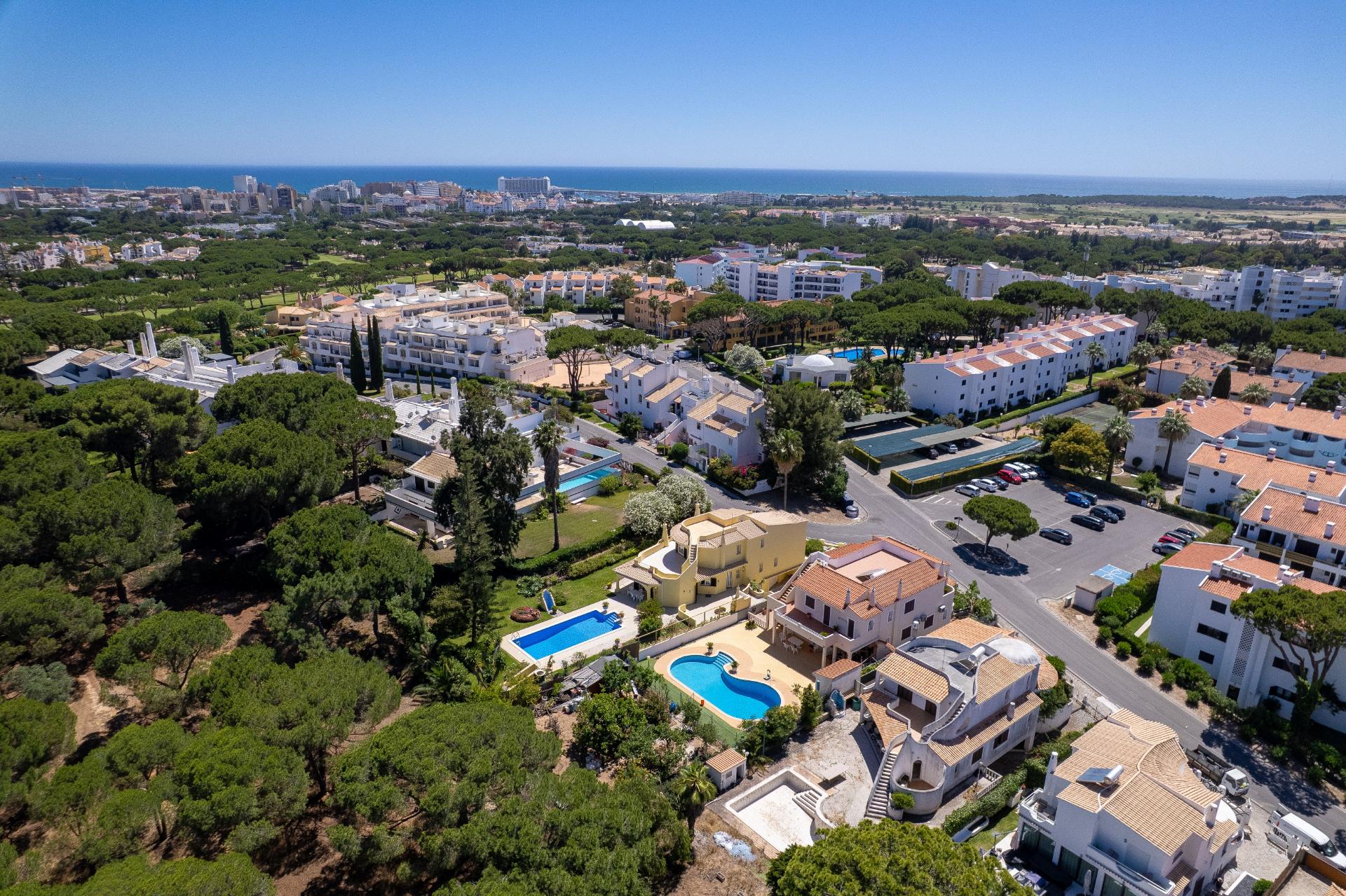 Villa Moradia T5 com Piscina Privada e Acesso Direto ao Golfe em Vilamoura