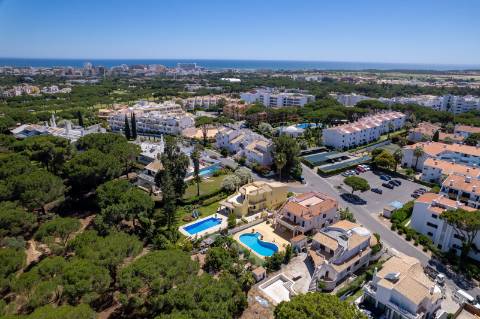 Villa Moradia T5 com Piscina Privada e Acesso Direto ao Golfe em Vilamoura