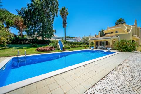 Villa Moradia T5 com Piscina Privada e Acesso Direto ao Golfe em Vilamoura