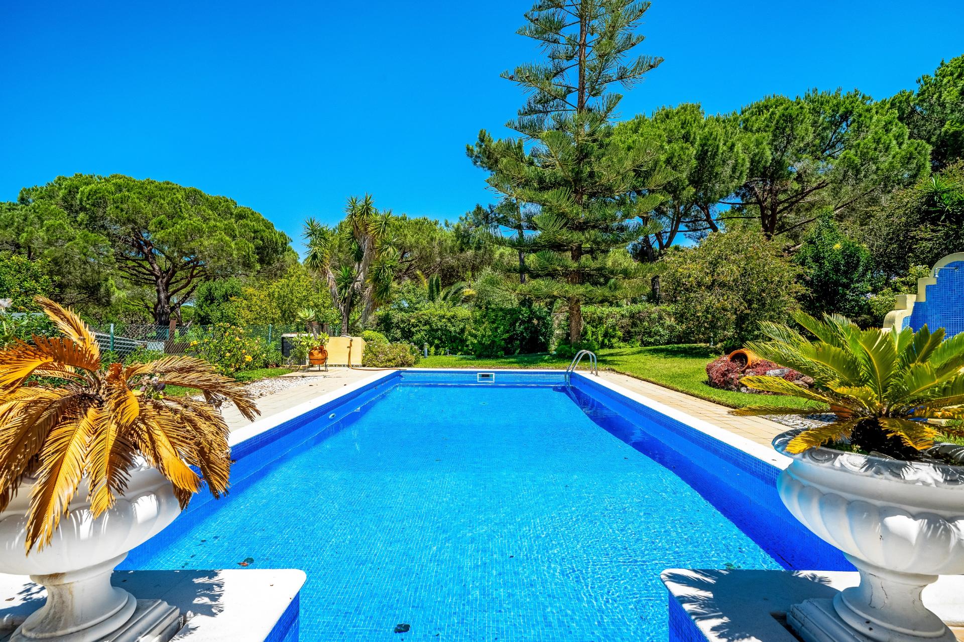 Villa Moradia T5 com Piscina Privada e Acesso Direto ao Golfe em Vilamoura