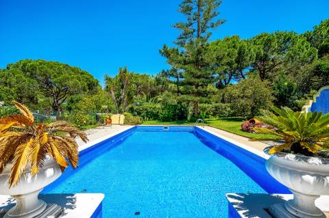 Villa Moradia T5 com Piscina Privada e Acesso Direto ao Golfe em Vilamoura