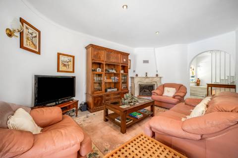 Villa Moradia T5 com Piscina Privada e Acesso Direto ao Golfe em Vilamoura