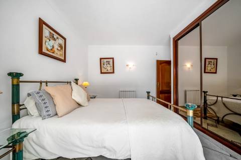 Villa Moradia T5 com Piscina Privada e Acesso Direto ao Golfe em Vilamoura