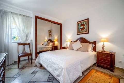 Villa Moradia T5 com Piscina Privada e Acesso Direto ao Golfe em Vilamoura