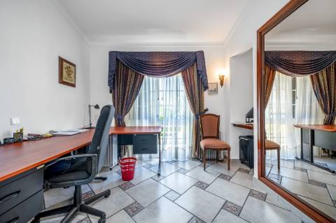Villa Moradia T5 com Piscina Privada e Acesso Direto ao Golfe em Vilamoura