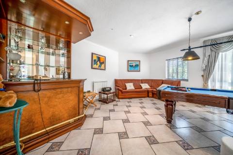 Villa Moradia T5 com Piscina Privada e Acesso Direto ao Golfe em Vilamoura