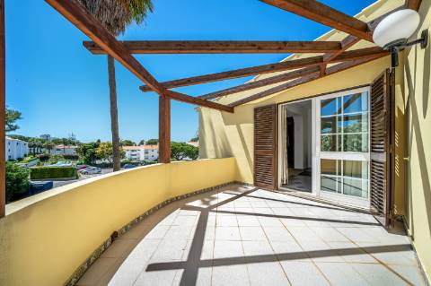 Villa Moradia T5 com Piscina Privada e Acesso Direto ao Golfe em Vilamoura