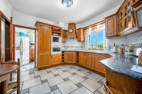 Villa Moradia T5 com Piscina Privada e Acesso Direto ao Golfe em Vilamoura