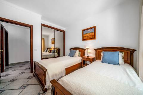 Villa Moradia T5 com Piscina Privada e Acesso Direto ao Golfe em Vilamoura