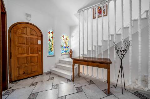 Villa Moradia T5 com Piscina Privada e Acesso Direto ao Golfe em Vilamoura