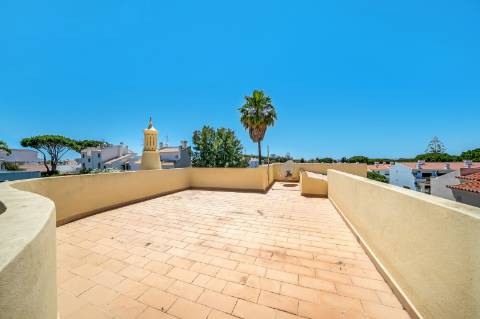 Villa Moradia T5 com Piscina Privada e Acesso Direto ao Golfe em Vilamoura