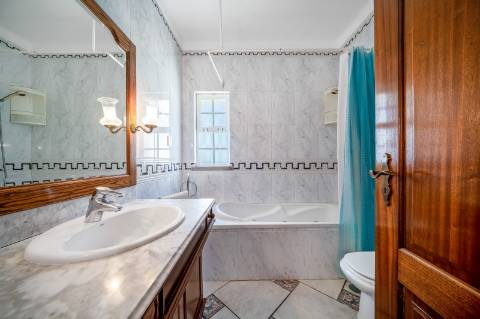 Villa Moradia T5 com Piscina Privada e Acesso Direto ao Golfe em Vilamoura