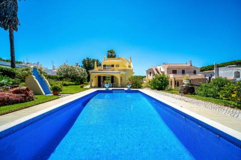 Villa Moradia T5 com Piscina Privada e Acesso Direto ao Golfe em Vilamoura