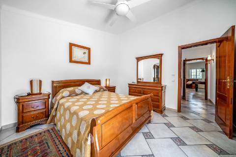 Villa Moradia T5 com Piscina Privada e Acesso Direto ao Golfe em Vilamoura