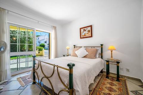 Villa Moradia T5 com Piscina Privada e Acesso Direto ao Golfe em Vilamoura