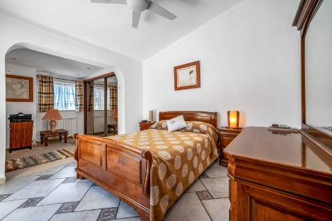 Villa Moradia T5 com Piscina Privada e Acesso Direto ao Golfe em Vilamoura