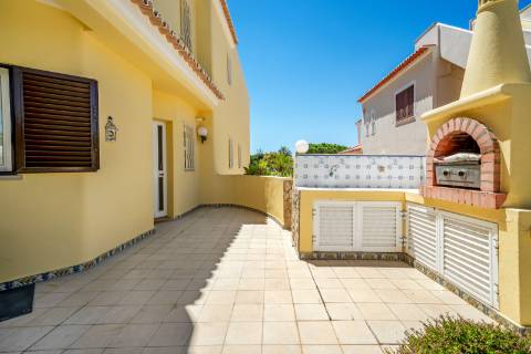 Villa Moradia T5 com Piscina Privada e Acesso Direto ao Golfe em Vilamoura