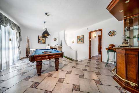 Villa Moradia T5 com Piscina Privada e Acesso Direto ao Golfe em Vilamoura