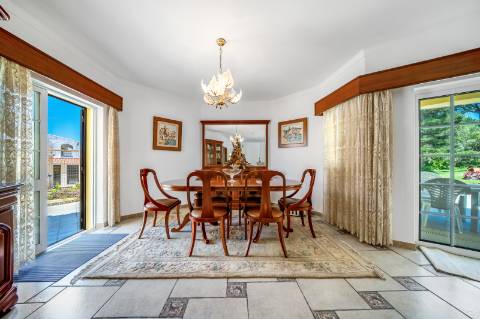 Villa Moradia T5 com Piscina Privada e Acesso Direto ao Golfe em Vilamoura