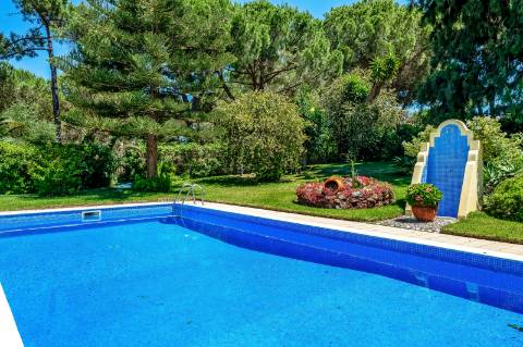 Villa Moradia T5 com Piscina Privada e Acesso Direto ao Golfe em Vilamoura