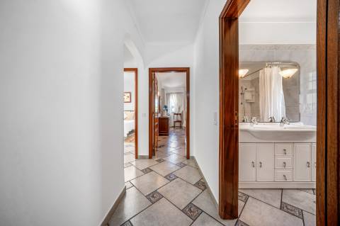 Villa Moradia T5 com Piscina Privada e Acesso Direto ao Golfe em Vilamoura