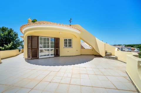 Villa Moradia T5 com Piscina Privada e Acesso Direto ao Golfe em Vilamoura
