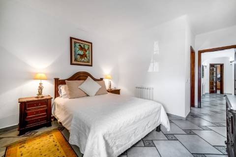 Villa Moradia T5 com Piscina Privada e Acesso Direto ao Golfe em Vilamoura