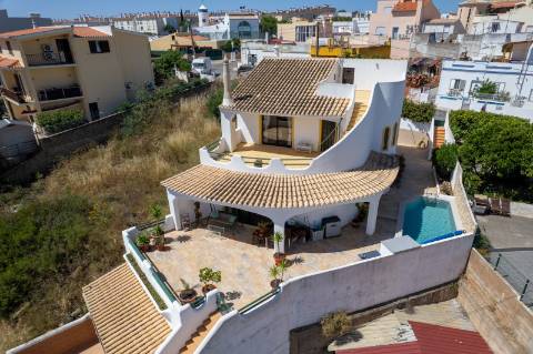 Moradia T4 com Piscina, Garagem e Amplas Áreas junto à Praia do Vau, Portimão