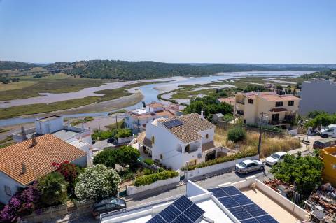 Moradia T4 com Piscina, Garagem e Amplas Áreas junto à Praia do Vau, Portimão