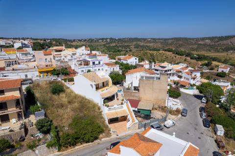 Moradia T4 com Piscina, Garagem e Amplas Áreas junto à Praia do Vau, Portimão