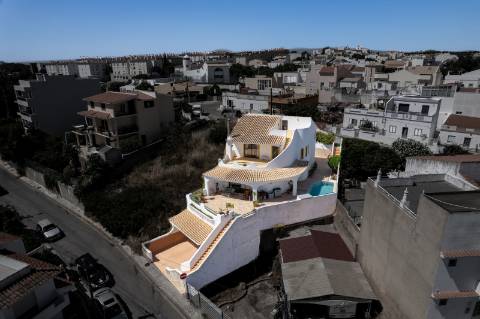 Moradia T4 com Piscina, Garagem e Amplas Áreas junto à Praia do Vau, Portimão