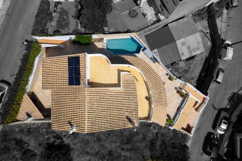 Moradia T4 com Piscina, Garagem e Amplas Áreas junto à Praia do Vau, Portimão
