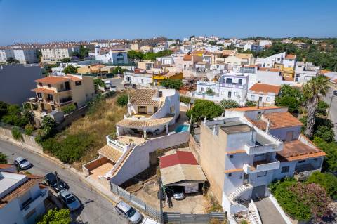 Moradia T4 com Piscina, Garagem e Amplas Áreas junto à Praia do Vau, Portimão