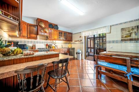 Moradia T4 com Piscina, Garagem e Amplas Áreas junto à Praia do Vau, Portimão