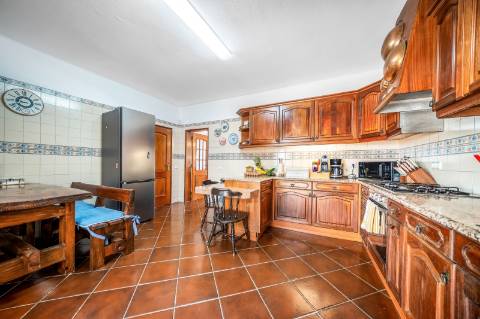 Moradia T4 com Piscina, Garagem e Amplas Áreas junto à Praia do Vau, Portimão